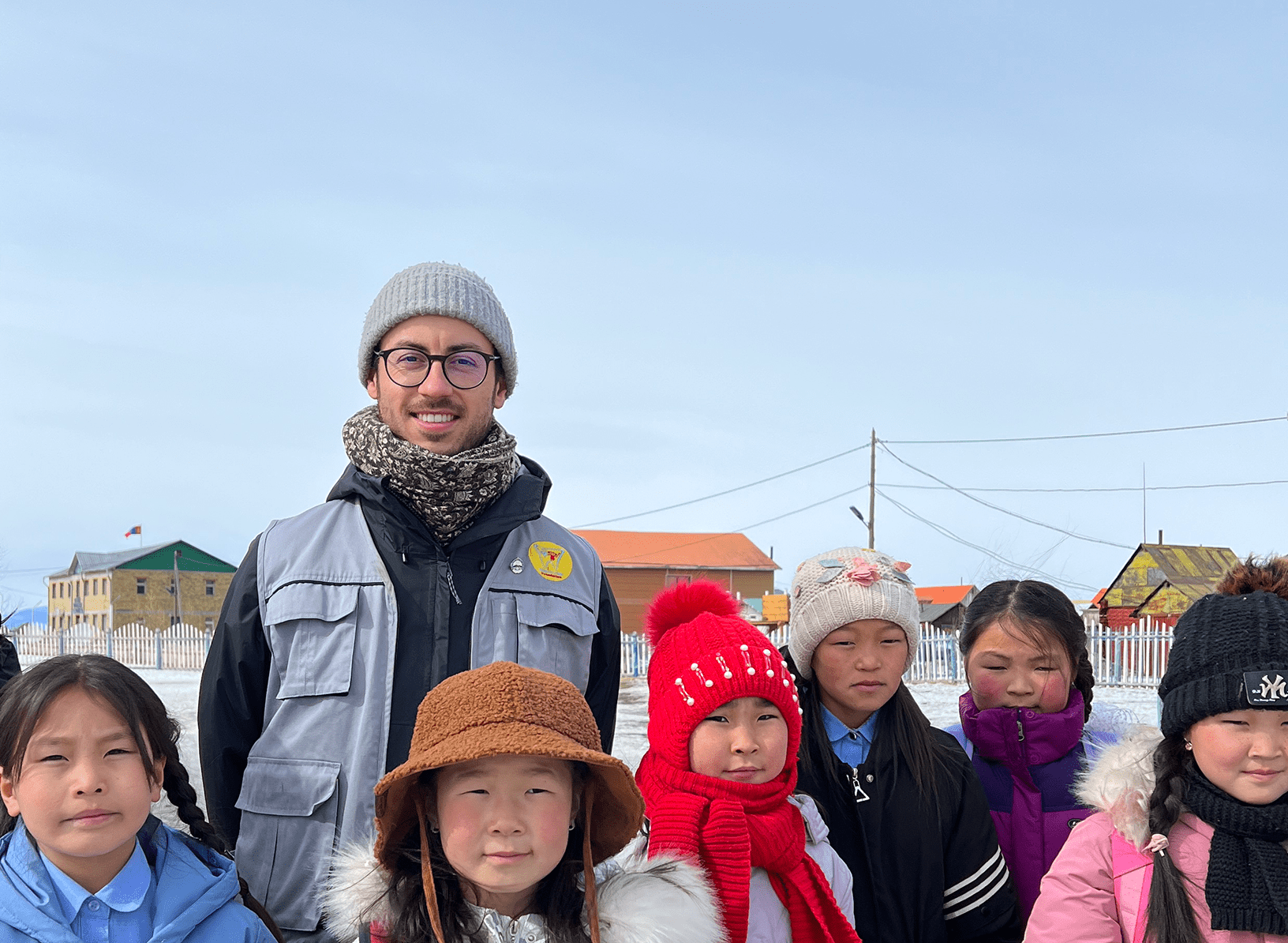 Severin Hunziker umringt von Kindern in der Mongolei